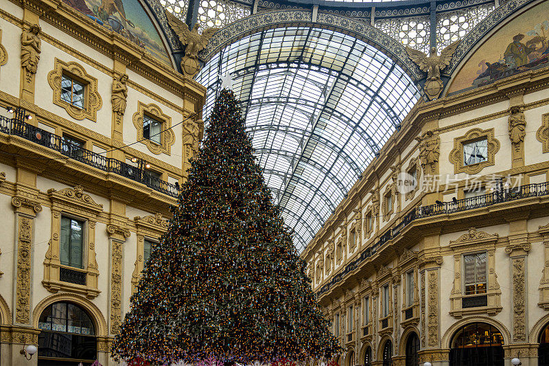 埃马努埃莱二世Galleria Vittorio Emanuele II和圣诞树